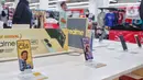Pramuniaga melintas dekat deretan smartphone atau ponsel pintar yang dipajang di salah satu pusat perbelanjaan di kawasan Tangerang, Selasa (14/3/2023). Pasar smartphone tahun ini masih akan stagnan disebabkan oleh produsen smartphone yang berhadapan dengan inflasi, pergerakan nilai tukar kurs, ketegangan geopolitik, dan kebijakan moneter. (Liputan6.com/Angga Yuniar)