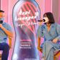 Isyana Sarasvati dan Nicholas Saputra dalam peluncuran Kopi Kenangan Hanya Untukmu di Jakarta, Senin, 17 Januari 2022. (dok. Kopi Kenangan)