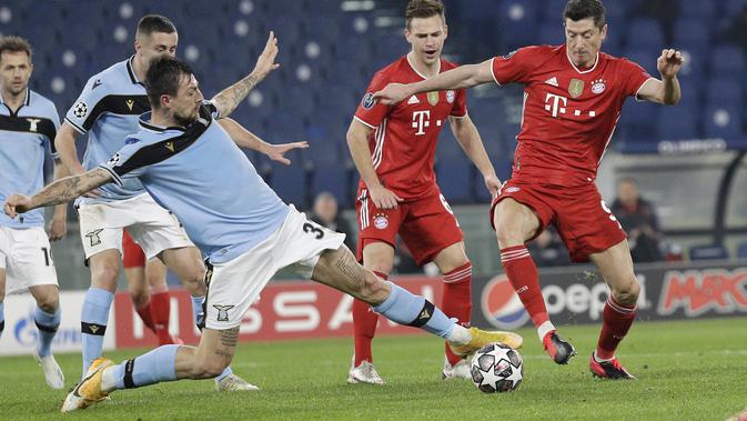 Francesco Acerbi dari Lazio duel dengan pemain Bayern Muenchen Robert Lewandowski selama pertandingan leg pertama babak 16 besar Liga Champions di stadion Olimpiade di Roma, Selasa, 23 Februari 2021. (Foto AP / Gregorio Borgia)