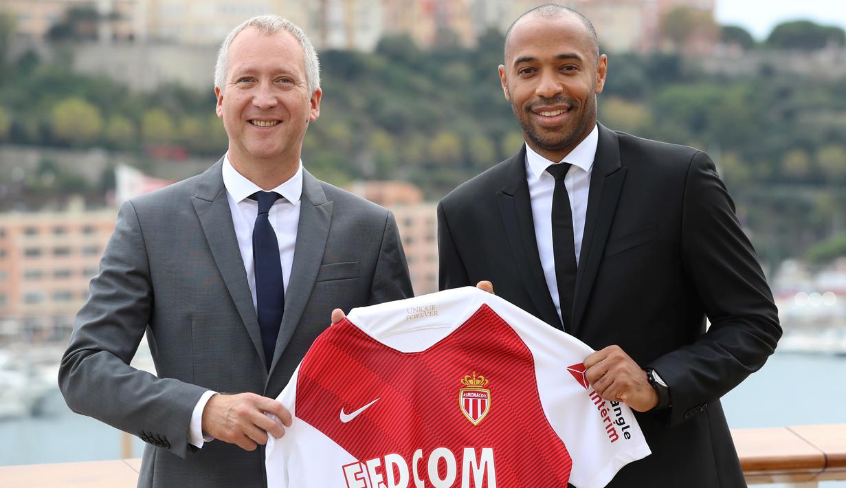 Legenda Prancis, Thierry Henry, foto bersama Wakil Presiden AS Monaco, Vadim Vasilyev, saat diperkenalkan sebagai pelatih baru di Monaco, Rabu (17/10). Dirinya menggantikan posisi yang ditinggalkan Leonardo Jardim. (AFP/Valery Hache)