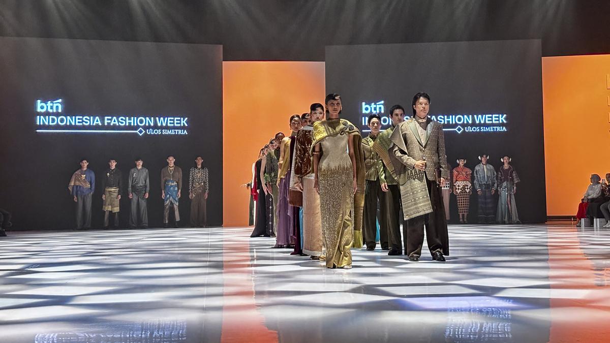 Warna-warni Ulos Tutup Indonesia Fashion Week 2026, Warisan Bertemu Inovasi