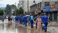 Petugas melakukan pembersihan di Gongyi, dekat Zhengzhou, provinsi Henan, China (22/7). (AFP)