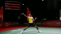 Tommy Sugiarto takluk 12-21 dan 16-21 dari Kento Momota pada laga babak pertama Indonesia Masters 2021 di Bali Internasional Convention Centre and Westin Resort, Nusa Dua, Bali, Selasa (16/11/2021). (dok. Humas PP PBSI)