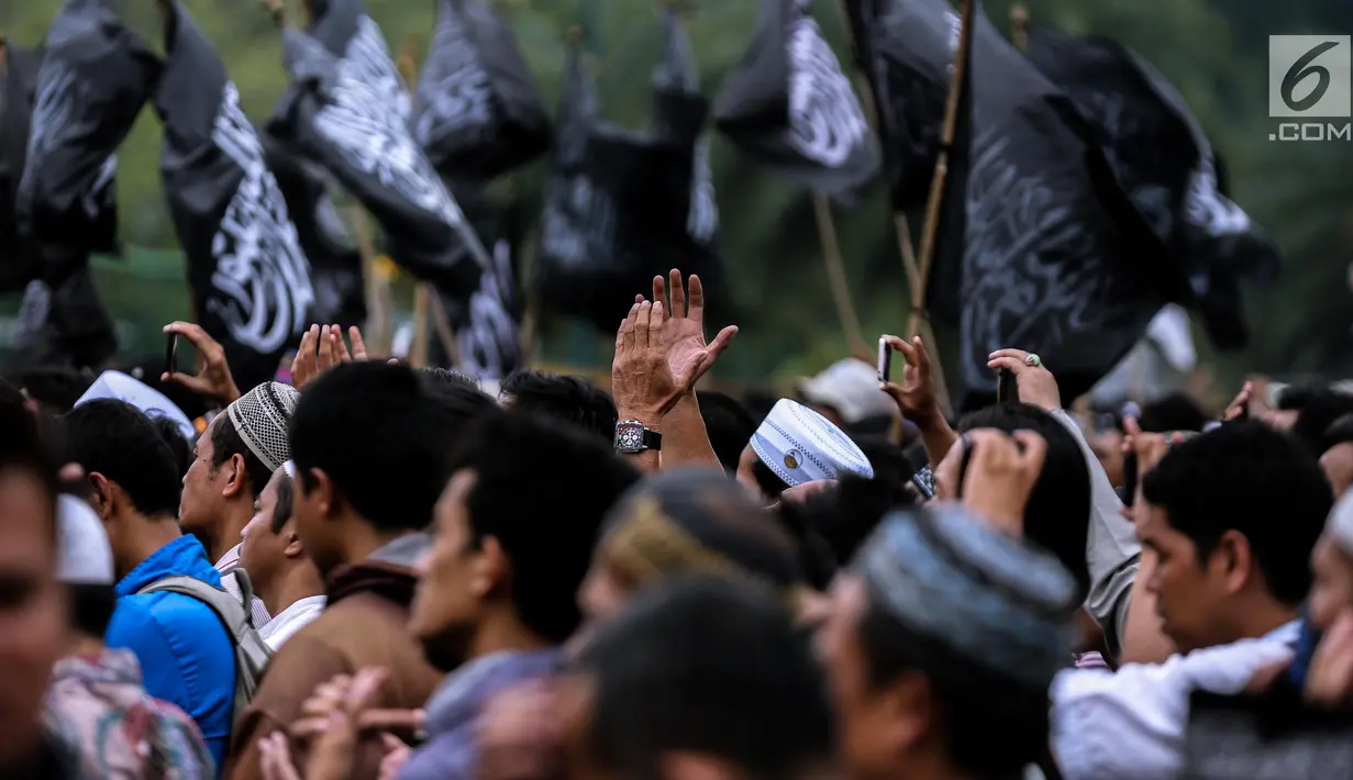Ribuan massa yang tergabung dalam aliansi ormas dan umat Islam Jabodetabek menggelar aksi unjuk rasa di Pintu Barat Monas, Jakarta, Selasa (18/7). (Liputan6.com/Faizal Fanani)