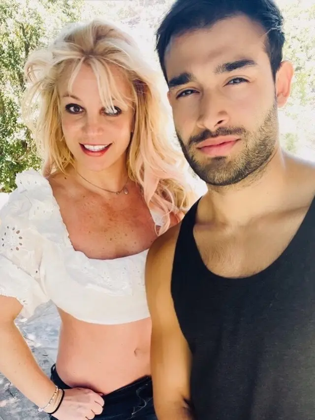 Bertunangan, Britney Spears Dilamar Kekasih Berdarah Iran dengan Cincin Berlian 4 Karat