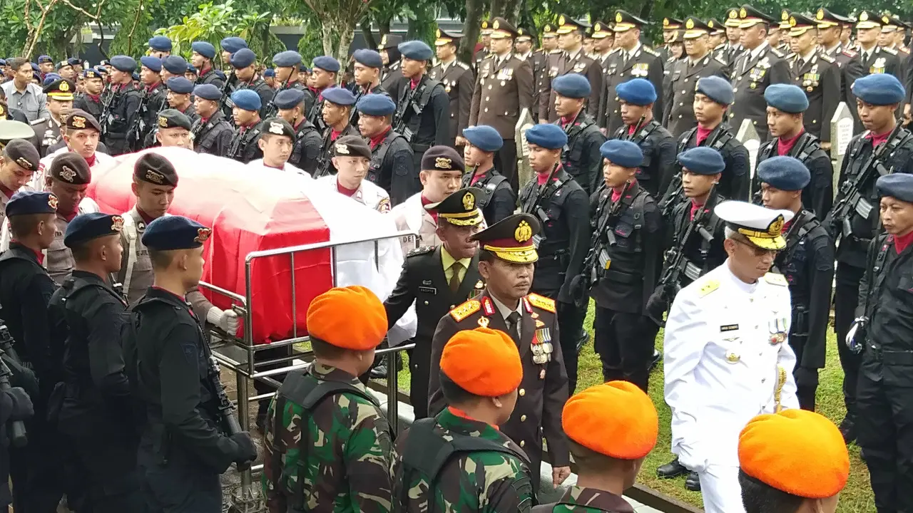 Mantan Kapolri Jenderal (Purn) Awaloedin Djamin dimakamkan di TMP Kalibata, Jakarta.
