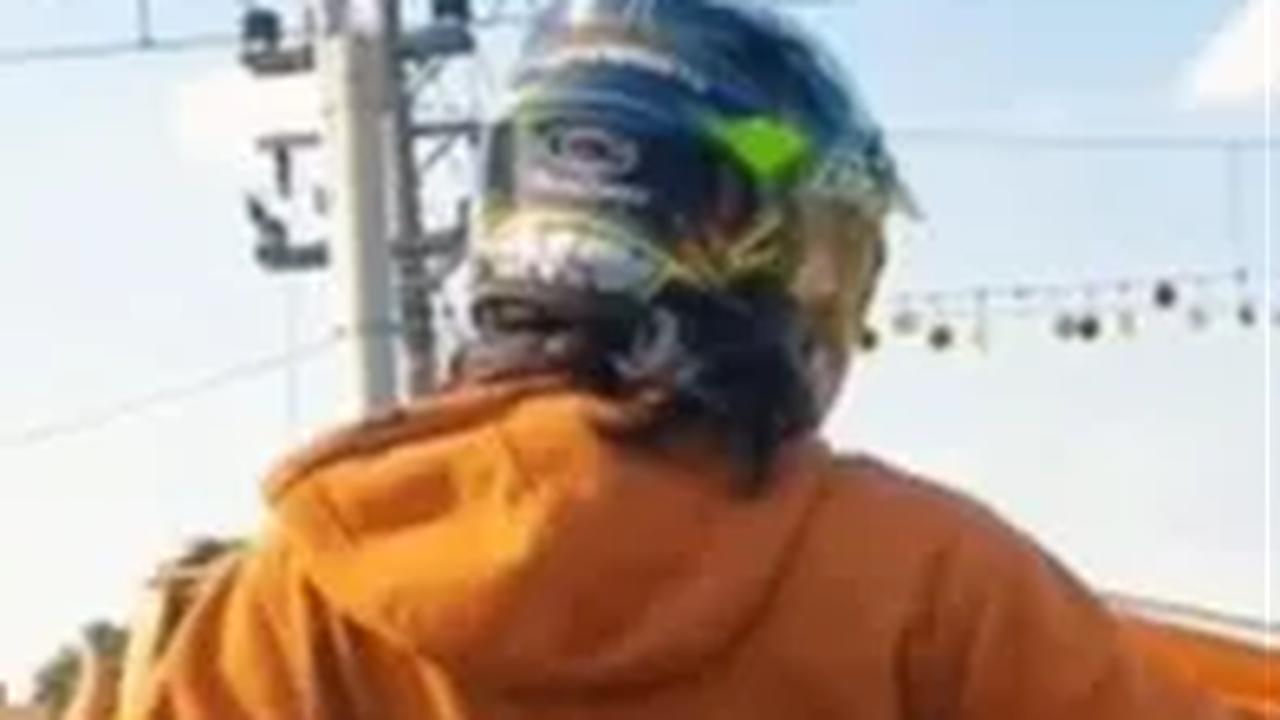 "Hidup lagi capek-capeknya malah lihat orang duetin suara kereta api pakai gendang," tulis keterangan video.