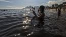 Pemuja dewi laut Yemanja menempatkan persembahan bunga di perairan pantai Arpoador selama perayaan tahunan di Rio de Janeiro, Brasil, Kamis, 2 Februari 2023. Dalam kepercayaan Afro-Brasil, Yemanja diyakini sebagai representasi dewi laut yang cantik jelita. (AP Photo/Bruna Prado)
