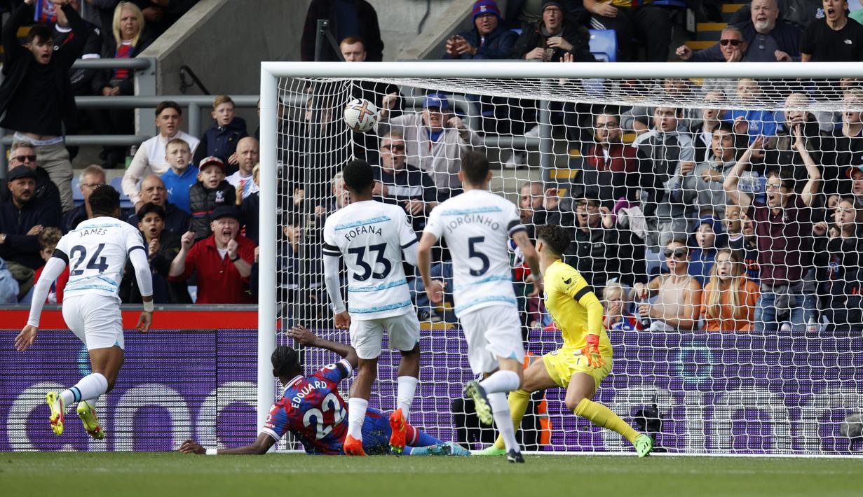 Sementara Chelsea yang bertandang ke markas Crystal Palace juga tertinggal lebih dahulu lewat gol Odsonne Edouard pada menit ke-7. Ia berhasil menyambar umpan yang dilepaskan Jordan Ayew lewat sepakan sambil menjatuhkan diri yang gagal dibendung kiper Chelsea, Kepa Arrizabalaga. (AP/David Cliff)