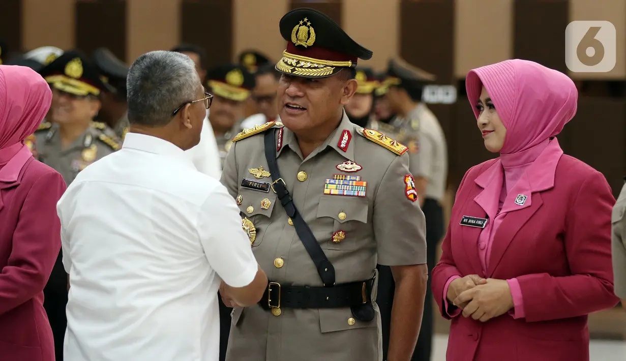 Irjen Firli Bahuri mendapat ucapan selamat usai upacara serah terima jabatan di Gedung Bareskrim Polri, Selasa (19/11/2019). Kapolri Jenderal Idham Azis secara resmi melantik Irjen Firli Bahuri menjadi Kabaharkam Polri menggantikan Komjen Condro Kirono. (Liputan6.com/Johan Tallo)