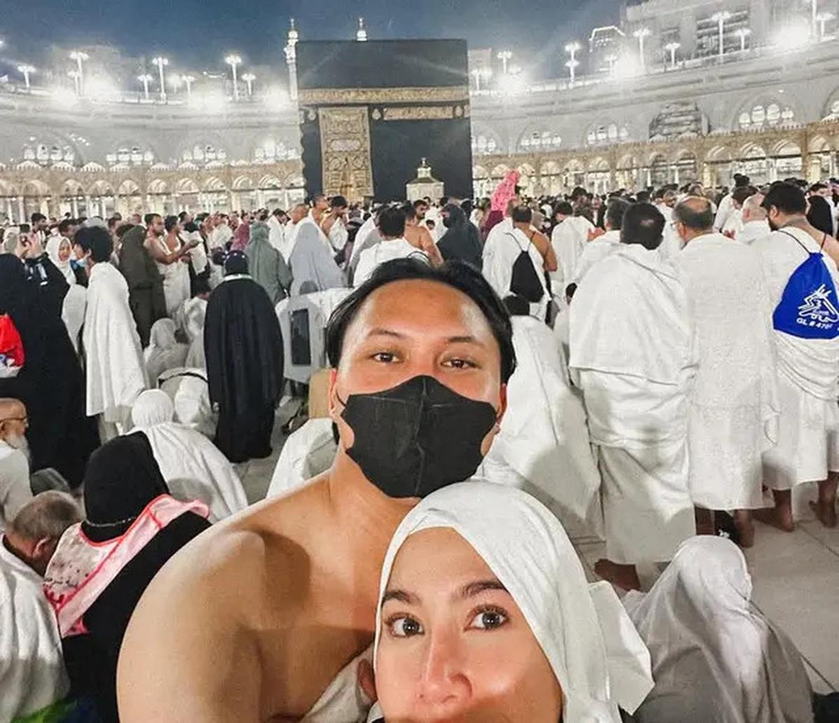 8 Potret Pesona Mahalini Kenakan Hijab saat Umrah, Kehamilan Tak Menjadi Penghalang untuk Beribadah