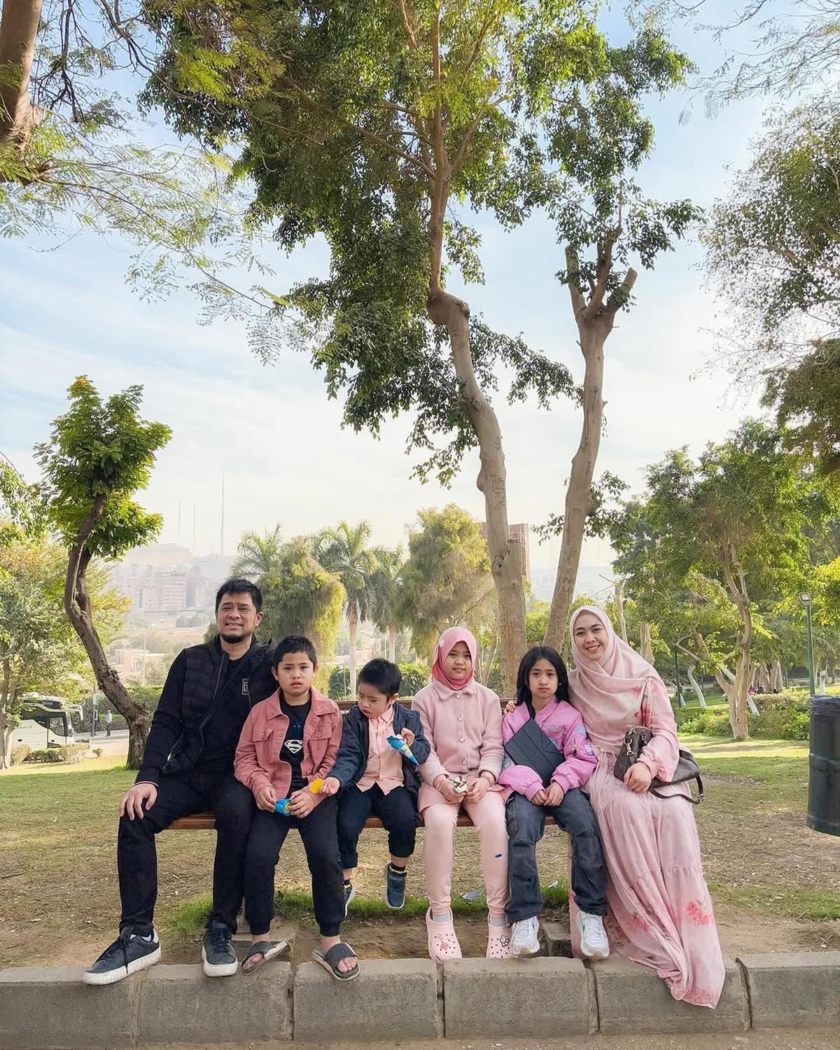 Potret Oki Setiana Dewi Ajak Anak-Anak Main di Taman Kota Kairo, Kompak Pakai Baju Pink