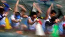 Peserta saat mengayuh perahu dalam lomba perahu naga di Hong Kong, Selasa, (30/5). Turnamen ini diselenggarakan untuk memperingati festival perahu naga yang diadakan di seluruh Hong Kong. (AP Photo / Vincent Yu)