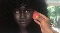 Sentuhan makeup metalik untuk kulit legam Khoudia Diop