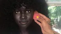 Riasan Metalik untuk Kulit Legam Khoudia Diop yang Bikin Cantik 