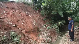 Warga mengamati longsor yang terjadi di kawasan Ciganjur, Jakarta Selatan, Senin (13/11).  Longsor diduga akibat penumpukan material pembangunan serta hujan deras yang mengguyur Jakarta. (Liputan6.com/Immanuel Antonius)