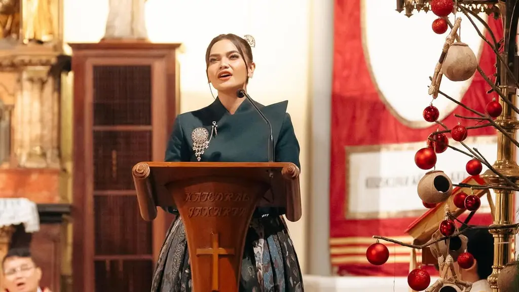 Intip pesona Citra Scholastika berbalut kebaya Janggan di malam Natal (@citrascholastika)