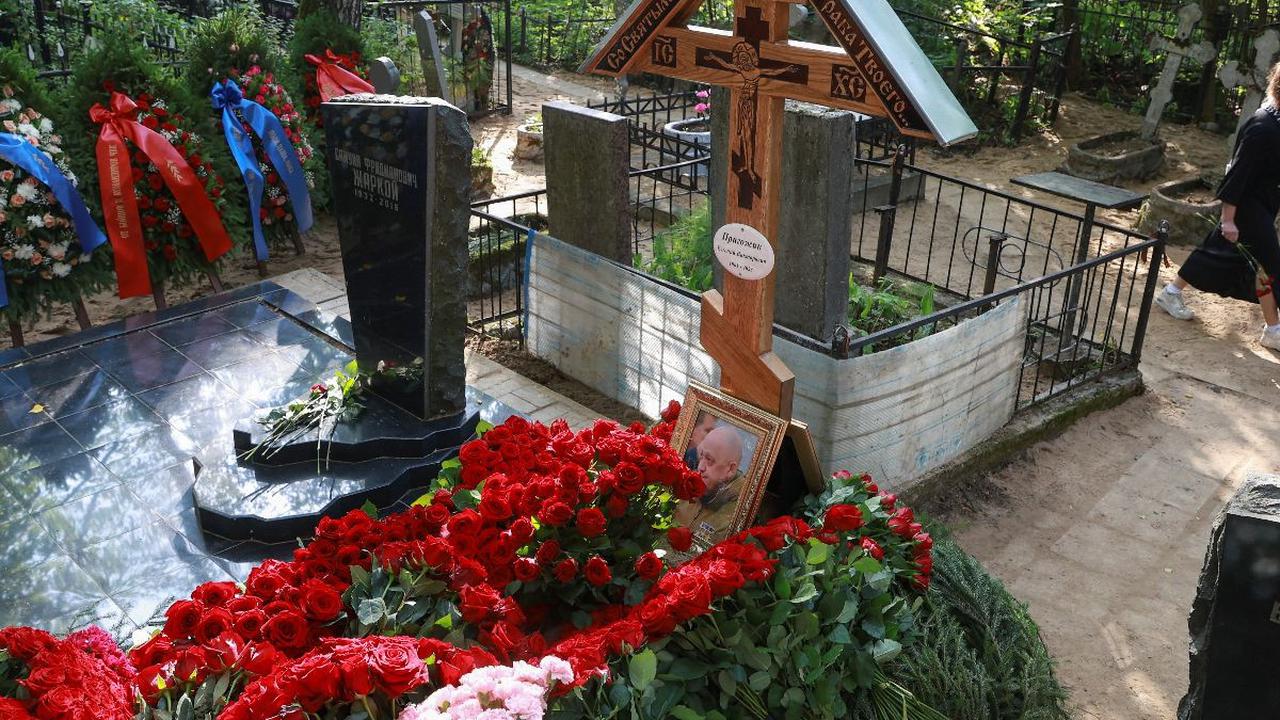 Melanjutnya dari situs Rusia, MSK1, Prigozhin dimakamkan di samping makam ayahnya dan bendera Wagner berwarna hitam-kuning-merah di lokasi.