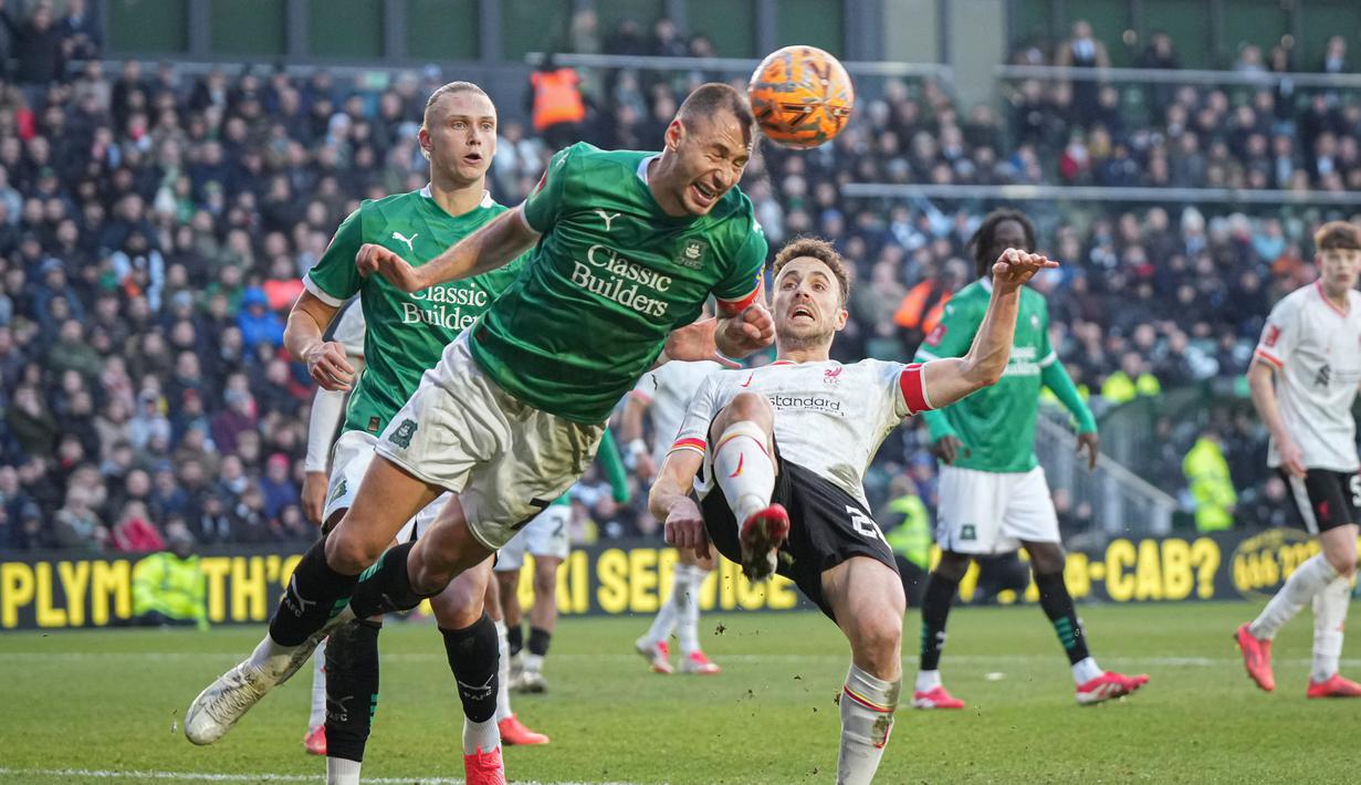 Liverpool dipecundangi oleh Plymouth Argyle di laga putaran keempat FA Cup 2024/2025 di Home Park, Minggu (09/02/2025) malam WIB. (AP Photo/Alastair Grant)