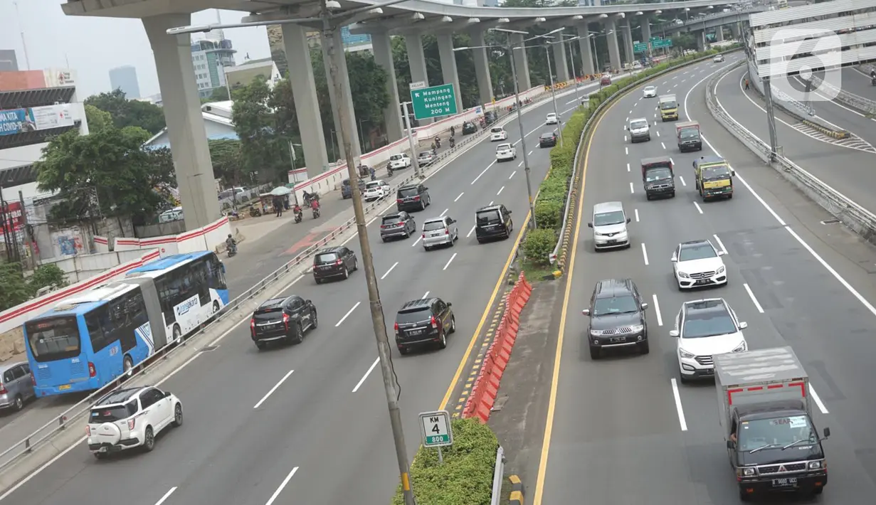Kendaraan melintasi jalan tol dalam kota dan Jalan Gatot Soebroto, Jakarta, Selasa (21/4/2020). Adanya penerapan Pembatasan Sosial Berskala Besar (PSBB) membuat volume arus lalu lintas Ibu Kota relatif berkurang, meskipun masih ditemukan kemacetan di sejumlah titik. (Liputan6.com/Immanuel Antonius)