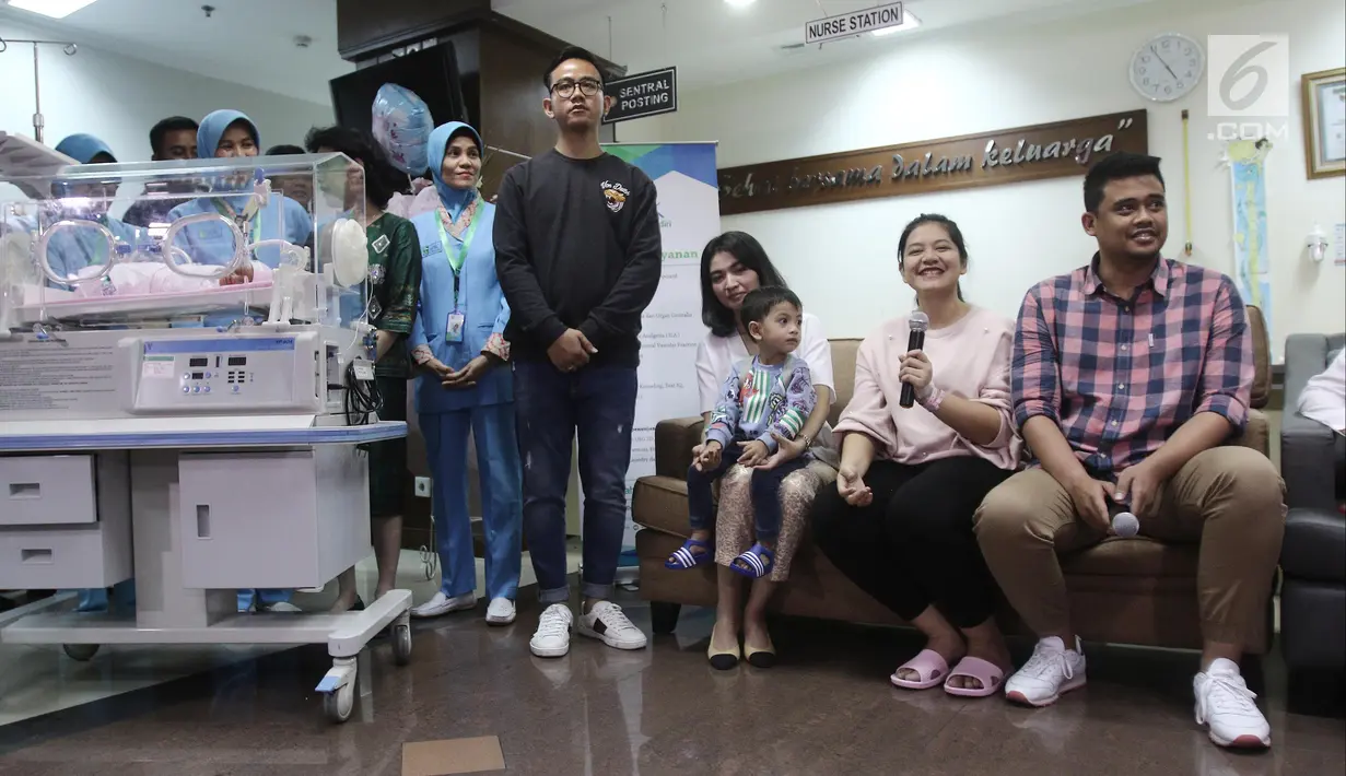 Putri Presiden Joko Widodo atau Jokowi, Kahiyang Ayu dan suami Bobby Nasution saat jumpa pers di RS YPK Mandiri, Jakarta, Jumat (3/8). Kahiyang dan Bobby memberi nama bayi mereka Sedah Mirah Nasution. (Liputan6.com/Herman Zakharia)