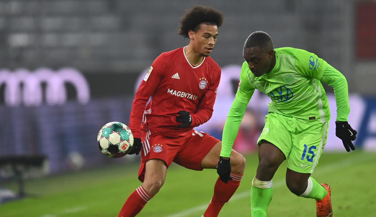 Gelandang Bayern Munchen, Leroy Sane, berebut bola dengan bek Wolfsburg, Jerome Roussillon, pada laga lanjutan Liga Jerman di Allianz Arena, Kamis (17/12/2020) dini hari WIB. Bayern Munchen menang 2-1 atas Wolfsburg. (AFP/Christof Stache/pool)