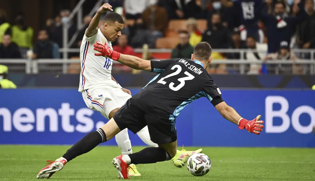 Kylian Mbappe. Striker berusia 22 tahun ini mampu menjadi rekan duet Karim Benzema di lini depan Prncis. Gol kemenangan pada menit ke-80 menjadi bukti jika dirinya layak berpredikat striker muda terbaik saat ini yang agak terkikis dalam aksinya bersama PSG. (LaPresse via AP/Massimo Paolone)