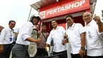 Dirut BRI Suprajarto dan Direktur Hubungan Kelembagaan BRI Sis Apik Wijayanto mengunjungi Petrashop di BUMdes Pandawa, Tasikmalaya (28/1). BRI terus mendorong literasi dan inklusi keuangan kepada BUMDes. (Liputan6.com/Pool/Humas BRI)