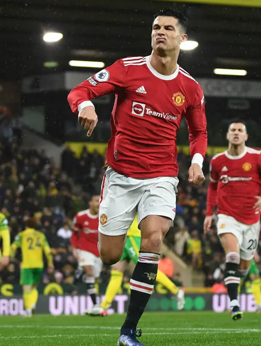Pemain Manchester United Cristiano Ronaldo melakukan selebrasi usai mencetak gol ke gawang Norwich City dari titik penalti pada pertandingan sepak bola Liga Inggris di Stadion Carrow Road, Norwich, Inggris, 11 Desember 2021. Manchester United menang 1-0. (Daniel LEAL/AFP)