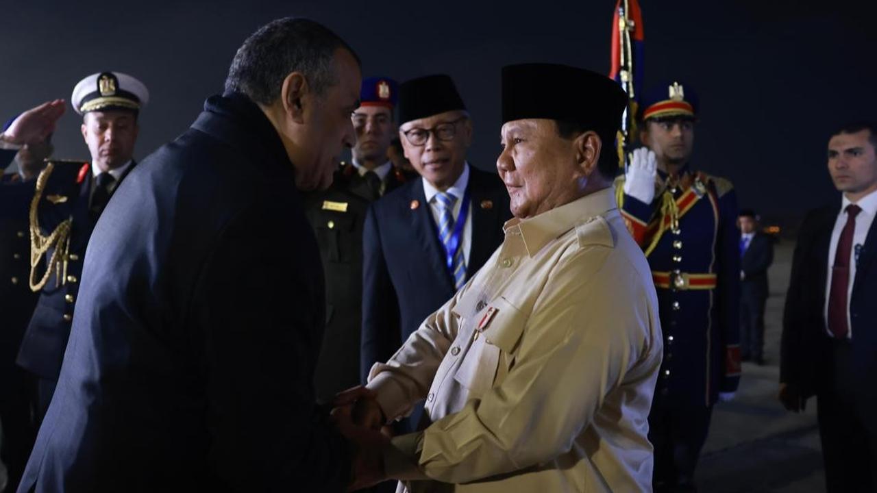 VIDEO: Senyum dan Canda Tawa Gibran Spesial Antar Keberangkatan Prabowo ke Mesir