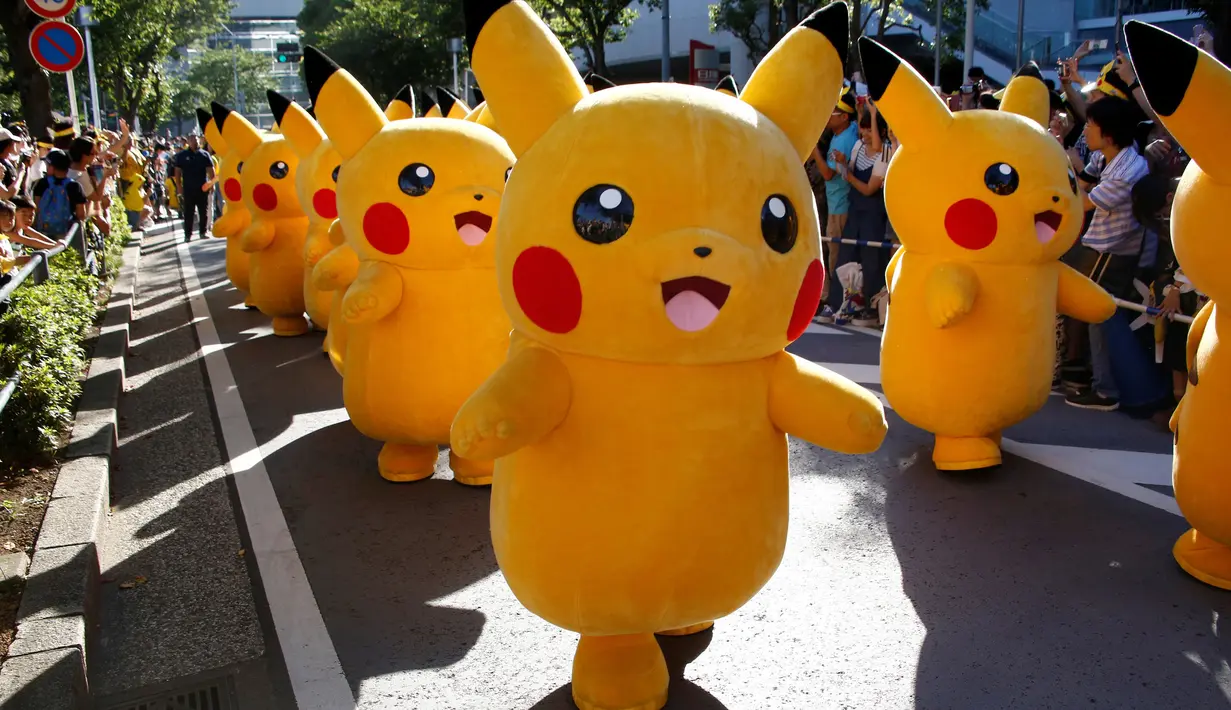 Sejumlah orang berkostum Pikachu dalam serial animasi Pokemon melakukan parade di Yokohama , Jepang , 7 Agustus 2016. (REUTERS / Kim Kyung - Hoon)