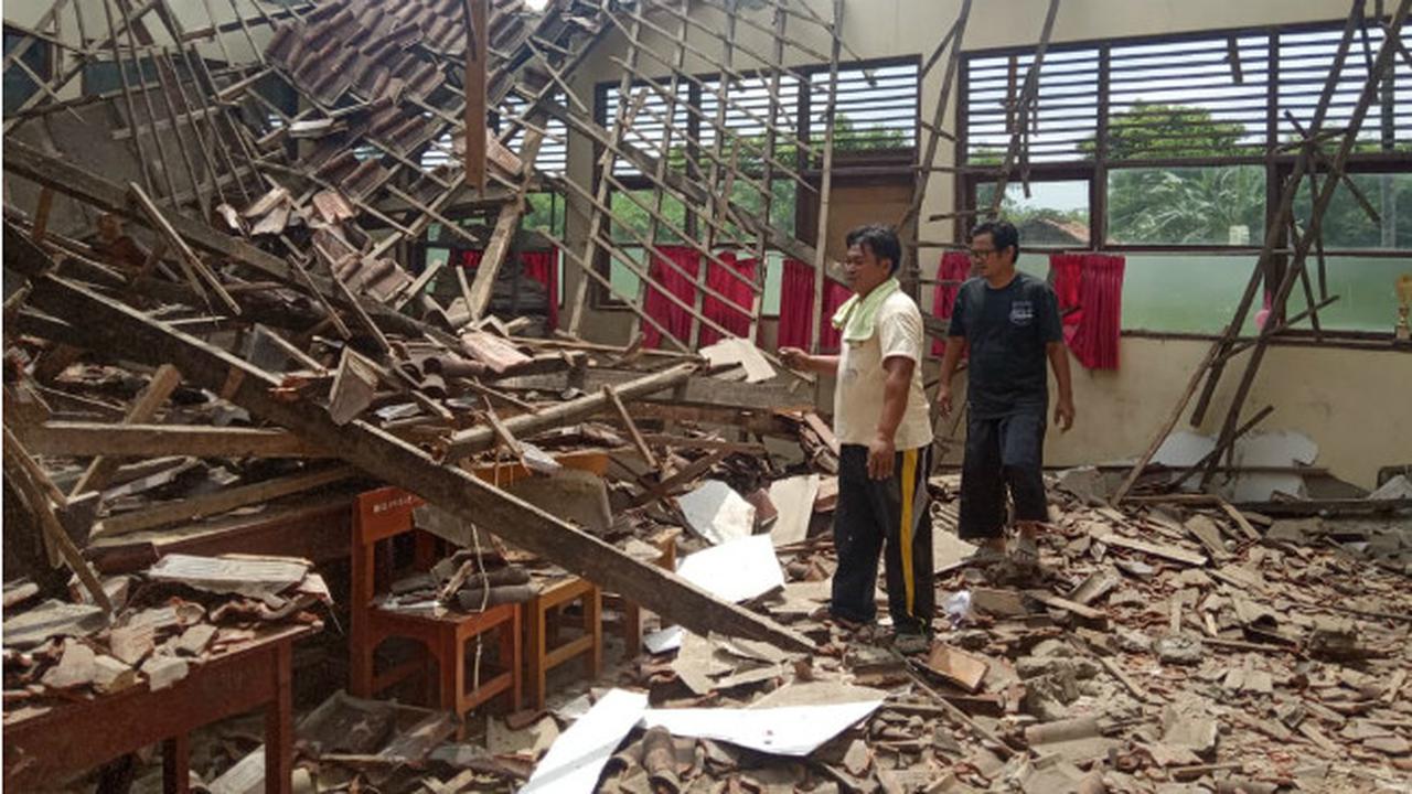 Bangunan Sekolah di Karawang Ambruk