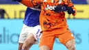 Pemain Juventus Arthur (kanan) menggiring bola melewati pemain Sampdoria pada pertandingan Serie A Liga Italia di Stadion Luigi Ferraris, Genoa, Italia, Sabtu (30/1/2021). Juventus sukses mengalahkan tuan rumah Sampdoria 2-0. (Tano Pecoraro/LaPresse via AP)