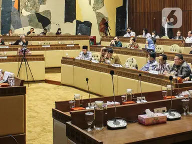Suasana Rapat Dengar Pendapat (RDP) KPU dengan Komisi II DPR di Kompleks Parlemen, Senayan, Jakarta, Senin (3/10/2022). Rapat Dengar Pendapat (RDP) tersebut membahas rancangan Peraturan KPU (PKPU) tentang penyusunan daftar pemilih dan partisipasi masyarakat dalam pemilihan umum serta PKPU tentang pemilihan Gubernur dan Wakil Gubernur, Bupati dan Wakil Bupati, atau Walikota dan Wakil Walikota serta membahas rancangan PKPU tentang penetapan daerah pemilihan dan alokasi kursi anggota Dewan Perwakilan Rakyat Daerah Kabupaten/Kota dalam pemilihan umum. (Liputan6.com/Angga Yuniar)