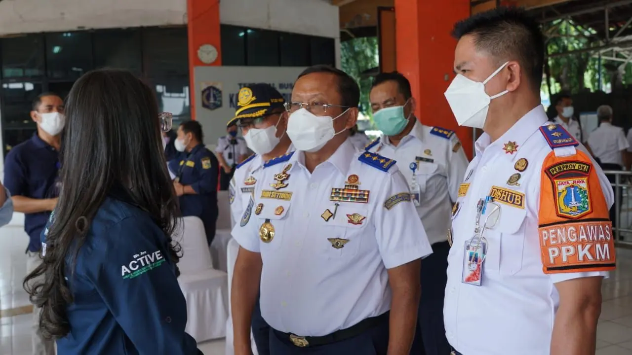 Kemenhub membagikan paket prokes yang berkolaborasi dengan Enesis Group di Terminal Kampung Rambutan, Jakarta Timur, Rabu (5/1/2022). (Dok Kemenhub)