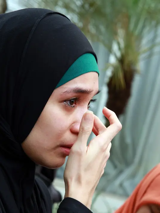 Dhini Aminarti tak kuasa menahan air matanya ketika menceritakan perubahan penampilannya. Istri Dimas Seto itu memutuskan mengenakan hijab bertepatan pada ulang tahun mendiang ayahnya pada 22 Januari tahun ini. (Deki Prayoga/Bintang.com)