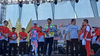 Pj Gubernur Jateng, Nana Sudjana (kanan) dan Sumarno (kiri), mengenakan jersey saat launching jersey Tour de Borobudur 2024 di Lapangan UIN Salatiga, Minggu (18/8/2024). Istimewa