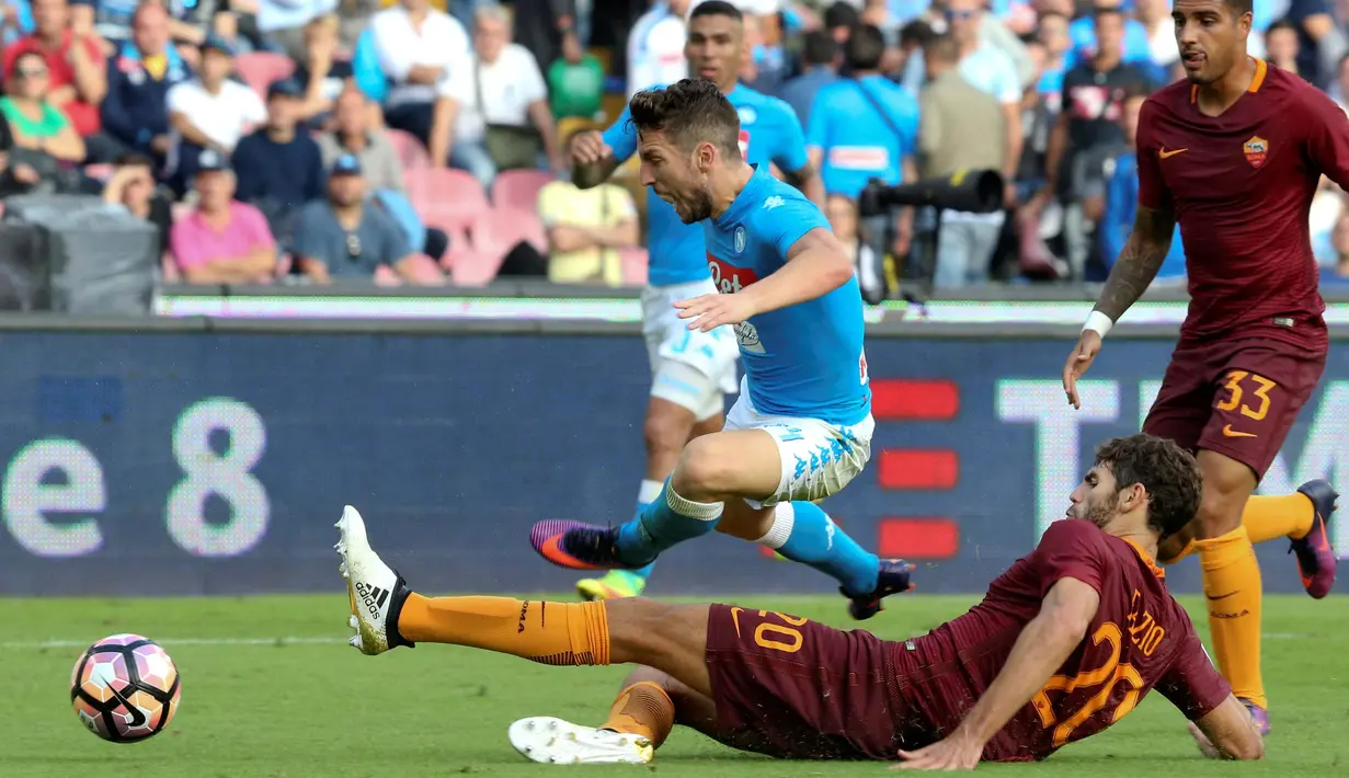 Pemain Napoli, Dries Mertens dihadang pemain AS Roma, Federico Fazio pada lanjutan Serie A Italia di San Paolo Stadium, Naples (15/10/2016). (REUTERS/Stefano Rellandini)