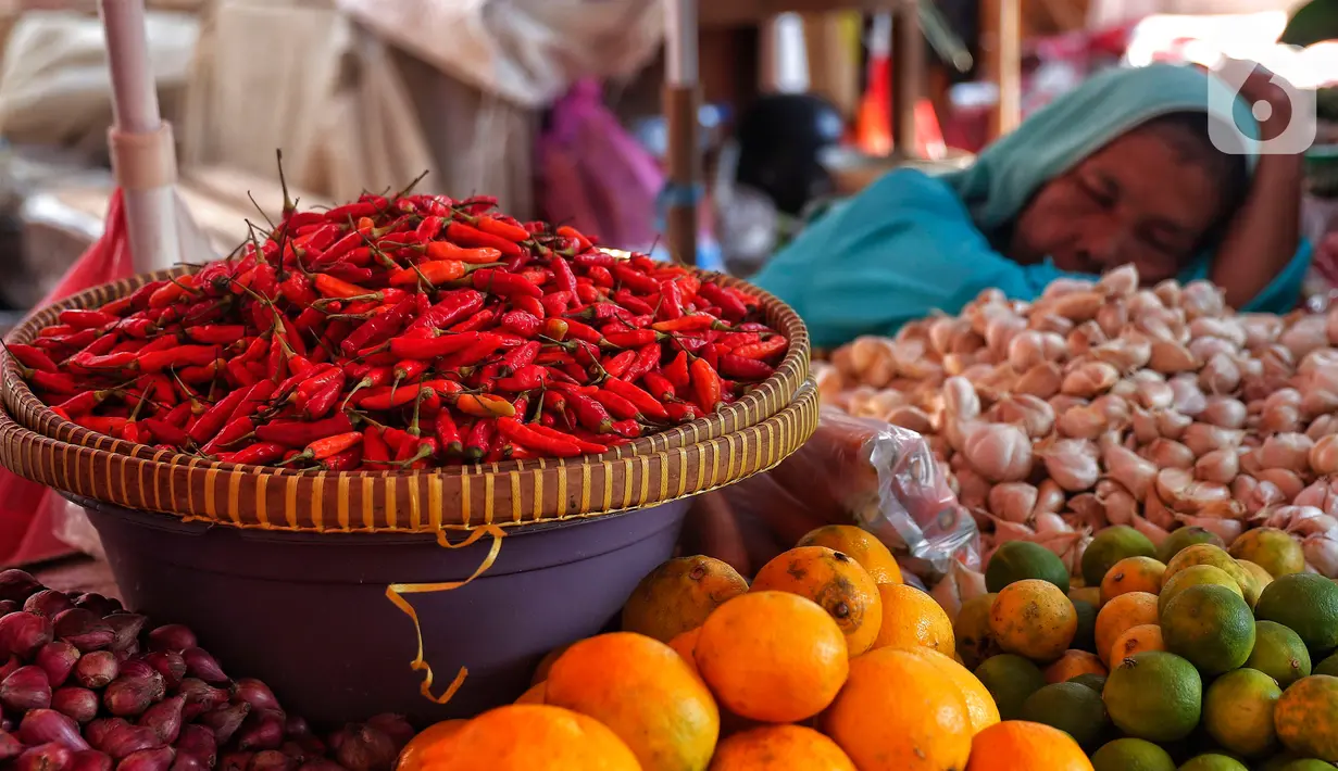 Cabai rawit dijual di Pasar Kebayoran, Jakarta, Selasa (7/3/2023). Harga cabai rawit merah di DKI Jakarta terpantau naik sudah menembus Rp 100 ribu per kilogram. (Liputan6.com/Angga Yuniar)