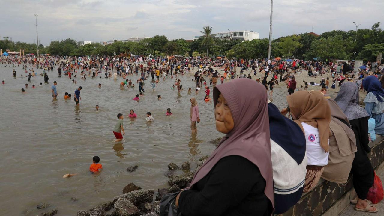 Ribuan warga berwisata di Pantai Ancol