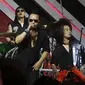 Penampilan band Jamrud di panggung The Biggest Concert Super Band di Studio Penta SCTV, Jakarta, Rabu (5/10). Band yang dikenal lewat lagu "Pelangi di Matamu" itu beradu panggung dengan Five Minutes, Gigi, dan Setia Band. (Liputan6.com/Herman Zakharia)