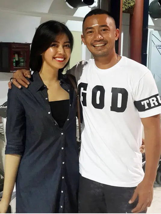 Beragam reaksi dari netizen melihat foto Yama dengan pengacara di sebuah warung. Termasuk sang istri yang menyindirnya. Sang istri membalas statusnya Yama. Tidak hanya itu, Arfita juga menjawab beberapa komentar netizen. (Instagram/yamacarlos7)