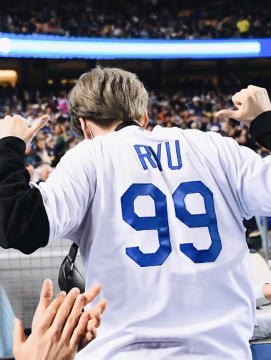 Tidak hanya menonton, Suga juga memberikan dukungan dengan cara memakai kaus baseball yang bertuliskan nama Han Jin Ryu (Liputan6.com/twitter/Dodgers )