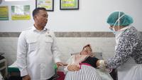 Menteri Wihaji hadir dalam pencanangan Pelayanan KB Serentak dalam rangka HUT Ikatan Bidan Indonesia (IBI) ke-74 di Kabupaten Tangerang, Senin (5/5/2025). (Foto: Kemendukbangga)
