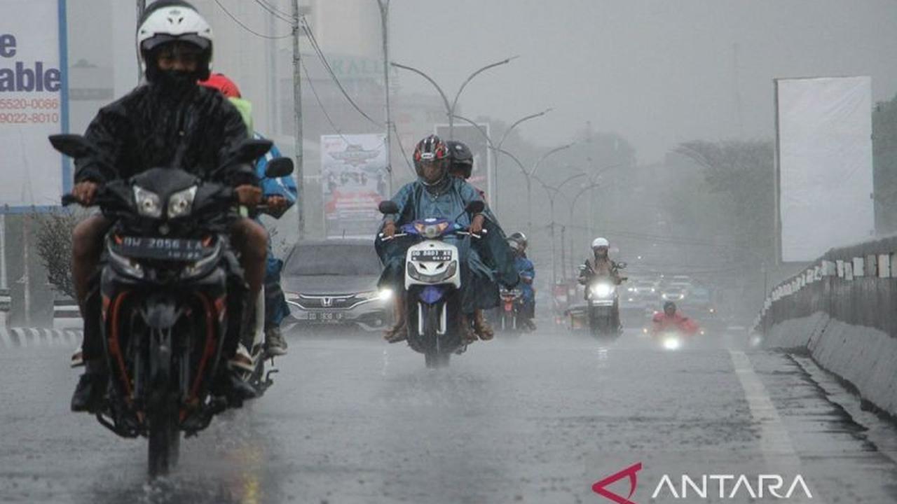 Prakiraan Cuaca BMKG: Mayoritas Daerah di Indonesia Siaga Hujan Petir pada Minggu