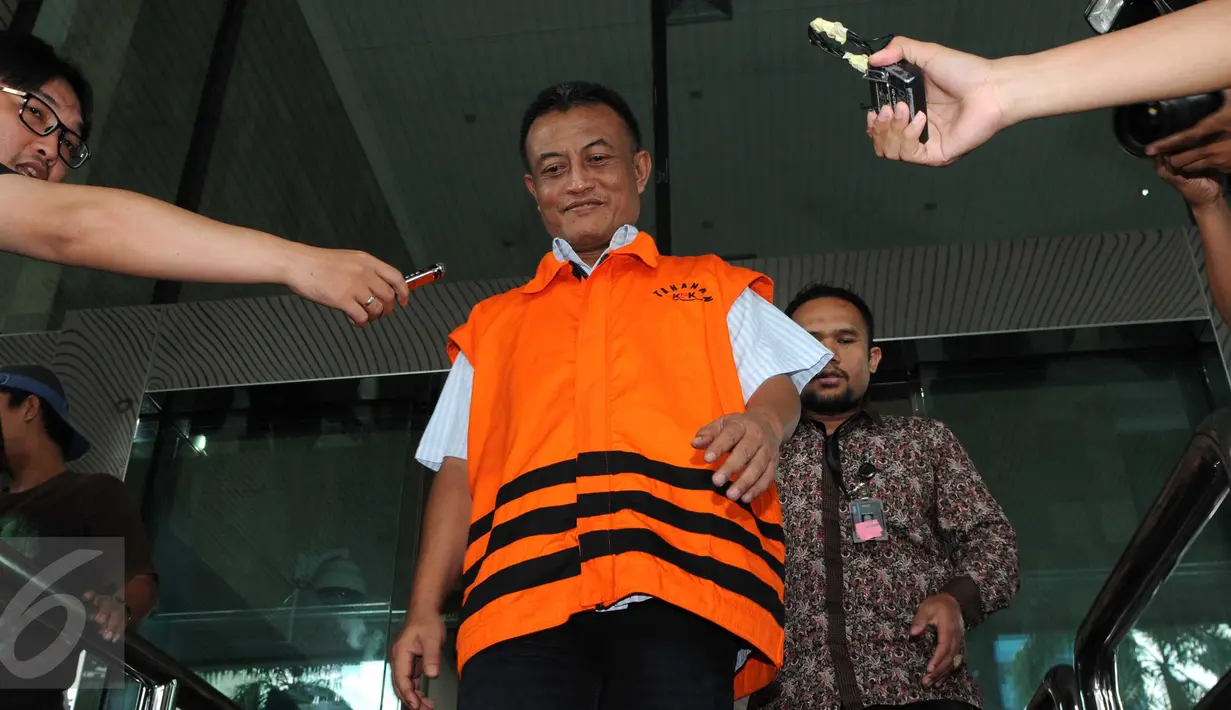 Pengacara Awang Lazuardi berjalan keluar usai menjalani pemeriksaan di KPK, Jakarta, Jumat (26/2). Awang diperiksa sebagai tersangka kasus dugaan suap terhadap pegawai MA untuk penundaan pengiriman salinan putusan kasasi. (Liputan6.com/Helmi Afandi)