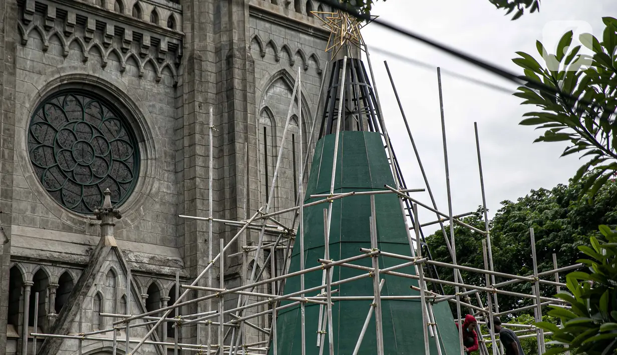 Rangka besi terlihat saat proses pembuatan pohon Natal di Gereja Katedral, Jakarta pada Rabu (16/12/2020). Gereja Katedral Jakarta membuat pohon natal dengan tinggi lebih dari 10 meter dalam rangka menyambut perayaan Natal. (Liputan6.com/Faizal Fanani)