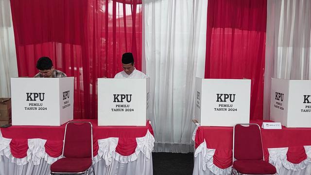 Menteri Pertanian Andi Amran Sulaiman sudah menggunakan hak suaranya di bilik suara dalam Pemilihan Umum atau Pemilu 2024. Dia mencoblos di TPS 01 Komplek Widya Chandra, Senayan, Kebayoran Baru, Jakarta Selatan.