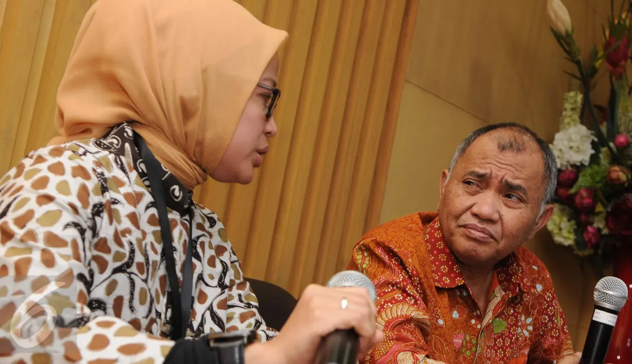 Agus Rahardjo (kanan) dan Ipi Maryati Kuding menggelar konferensi pers di KPK, Jakarta, Kamis (10/11). KPK berencana akan bersilaturahmi kepada mantan Ketua KPK Antasari Azhar yang telah dibebaskan bersyarat. (Liputan6.com/Helmi Afandi)