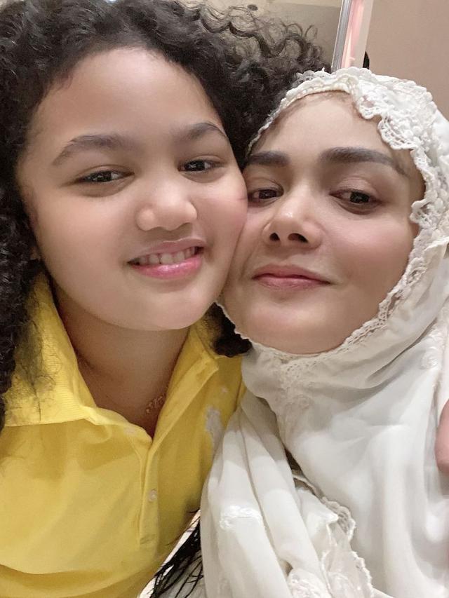 6 Potret Krisdayanti Pakai Mukena dan Kerudung  Nyaris 